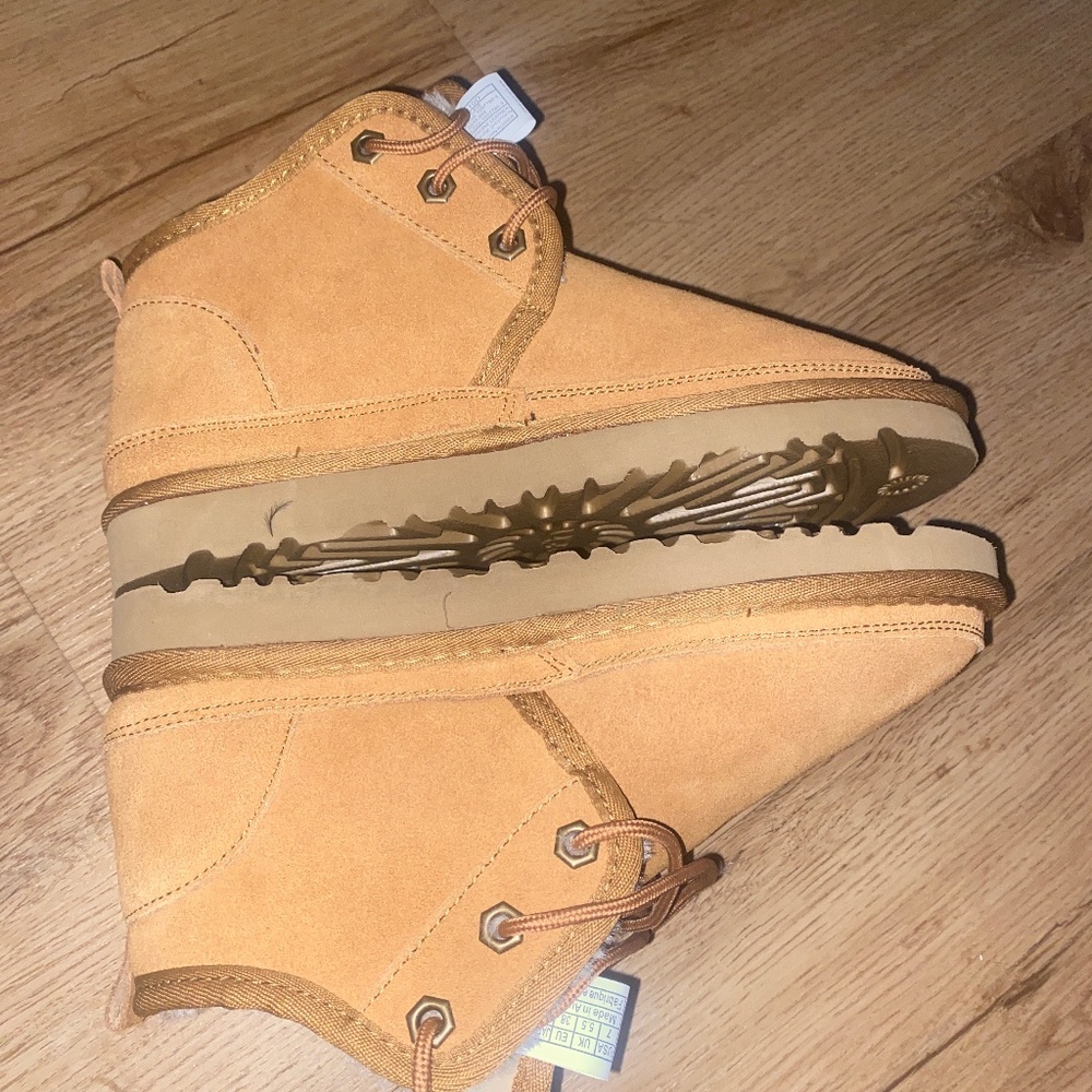 Boy Uggs live up